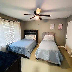 http://creme-de-la-creme-graceland.memphishotelsnow.com
